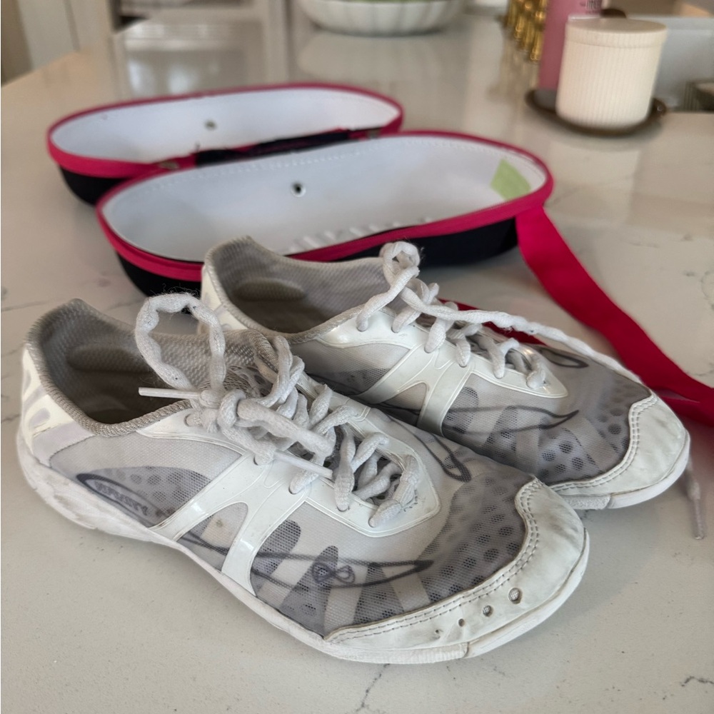 Nfinity girls sz 5.5  cheer shoes